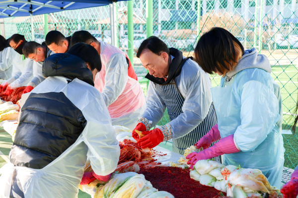 30일, 꿈나래교육원 사랑의 김장 나눔 행사에 참가한 설도호 교육감