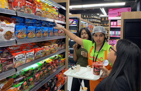 한국산 라면을 구매하는 인도 소비자