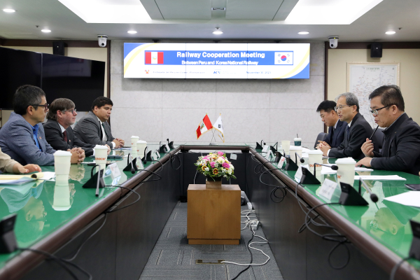 국가철도공단 김한영 이사장(오른쪽)이 30일 공단 수도권본부 회의실에서 파울 페르난도 두클로스 파로디(Paul Fernando Duclos Parodi) 주한페루대사과 면담을 하고있다.