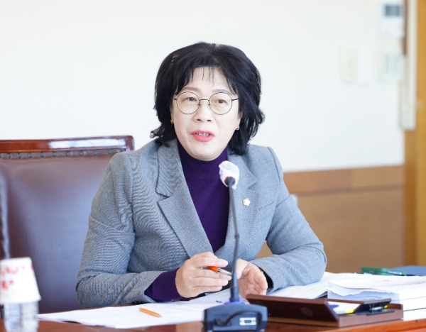 행정사무감사를 진행하고 있는 김명숙 의원/천안시의회 제공