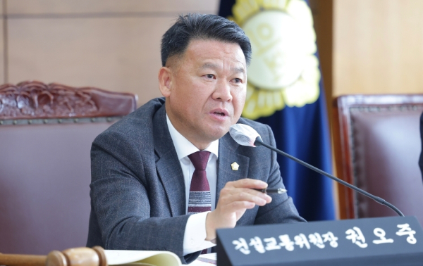 행정사무감사를 진행하고 있는 권오중 의원/천안시의회 제공