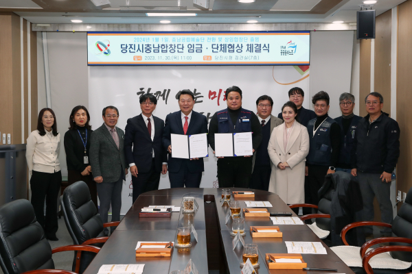 당진시충남합창단과 임금협상 타결 협약식 단체사진