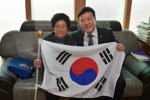 최재구 예산군수, 순국선열의 날 기념 독립유공자 유족 위문 모습