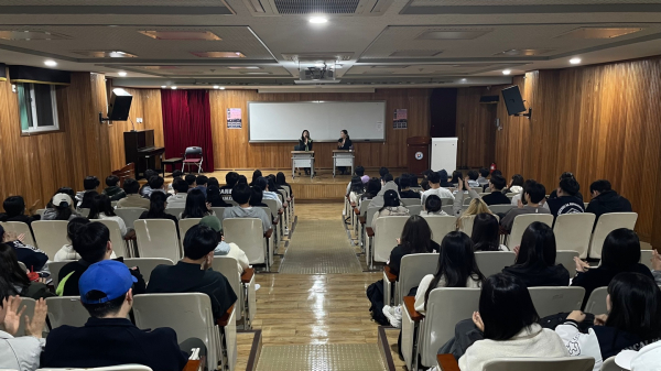 국립한밭대학교가 유성구와 함께 2023년도 인문도시지원사업으로 운영한 ‘물듦 人 씨네’에서 관객과 영화감독과의 토크콘서트를 진행하고 있다.