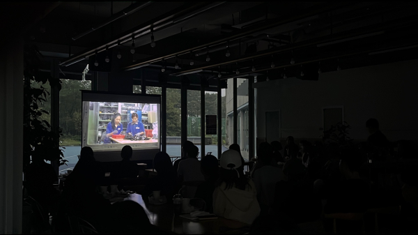 국립한밭대학교가 유성구와 함께 2023년도 인문도시지원사업으로 운영한 ‘물듦 人 씨네’에 참여한 관객들이 단편영화를 관람하고 있다.