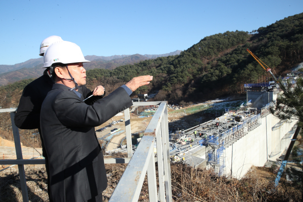 한국수자원공사 윤석대 사장이 12월 1일 원주천댐(강원도 원주시 소재) 사업현장을 찾아 진행 상황 전반을 점검했다.