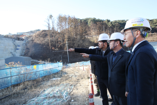 윤석대 사장(사진의 오른쪽 두 번째)이 12월 1일 원주천댐(강원도 원주시 소재) 사업현장을 찾아 진행 상황 전반을 점검했다.