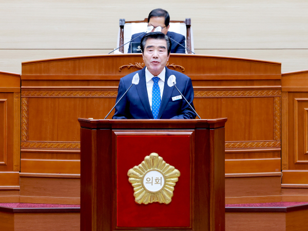 4일 열린 제255회 보령시의회 제2차 정례회에서 2024년도 예산안 제출에 따른 시정연설하고 있는 김동일 시장