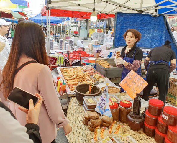 ‘2023 대덕 시티투어(city tour) - 대덕 고래(Go來)여행’에 참가한 관광객이 신탄진전통시장을 방문해 분식투어를 즐기고 있다.