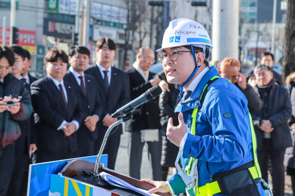 유지곤 더불어민주당 보건의료특별위원회 부위원장이 3일 지역 내 재개발 현장에서 내년 총선 대전 서구갑 출마를 선언했다. 유 부위원장은 양복이 아닌 건설현장 책임자를 연상시키는 복장으로 연단에 서 이목을 끌었다.