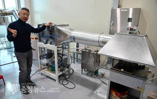 백정석 대표가 자사 제품인 오일미스트 포집 기술을 기반으로한 집진기에 대해 설명하고 있다.