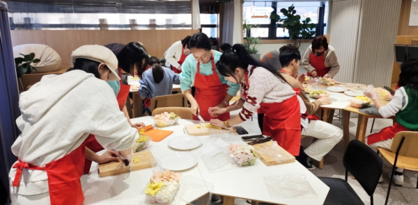 대전시 외국인주민 통합지원센터가 지난 1일 외국인 주민을 대상으로 ‘미리 우리 설날’ 프로그램을 진행했다.