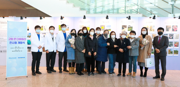 대전권역암생존자통합지지센터·올림푸스한국‘고잉 온 다이어리’ 전시회 개회식 단체사진