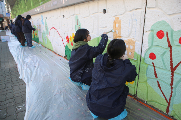 벽화 봉사 진행 장면/나사렛대 제공