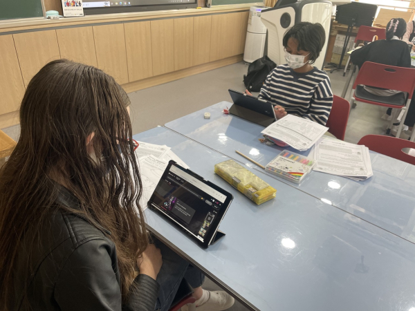 문화다양성 콘텐츠 NFT 제작 교육에 참여 중인 학생들 모습.