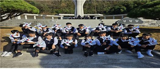 대전 동산고등학교 학생들이 대전보훈공원에서 6.25 참전용사와 베트남 참전에 대한 안보강의를 듣고, 호국영령들께 감사의 마음을 태극기에 편지로 써보고 바람개비를 만들에 날려 보는 시간을 가졌다.