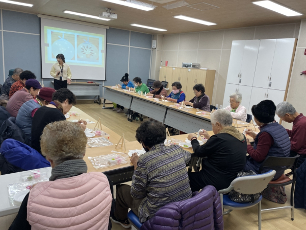 치매 예방 교실 공예 사진