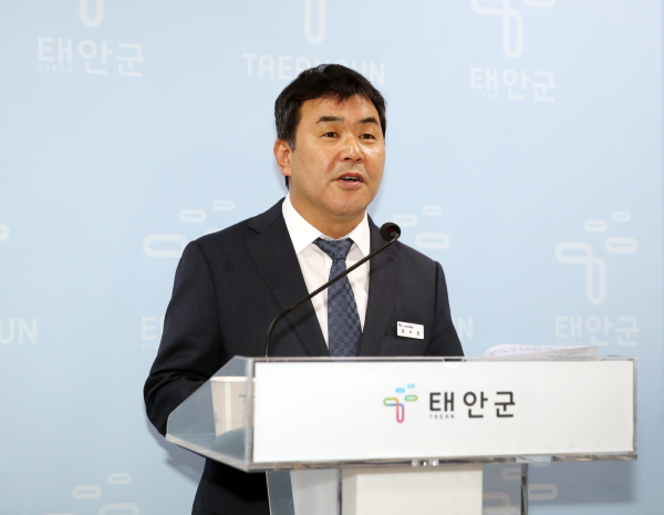 6일 군청 브리핑실에서 정례브리핑 중인 조수현 태안군보건의료원장.