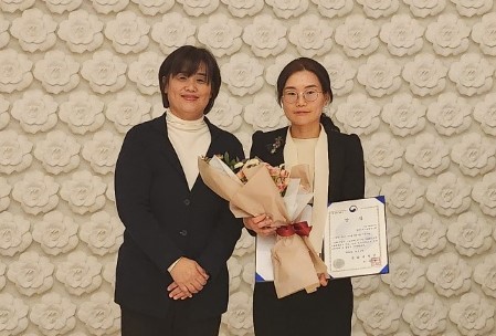 지역문화유산 교육 우수사례 시상식 (사진 왼쪽부터) 문화재청 채수희 문화유산활용국장, 윤민혜 세종시 주무관