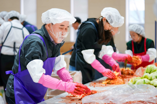 6일 도교육청 다목적강당에서 열린 김장나눔 봉사활동에 참여한 김지철 교육감