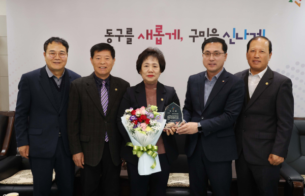 박희조 동구청장이 6일 (사)민원봉사대상협회에 감사패 수여 후 기념 촬영