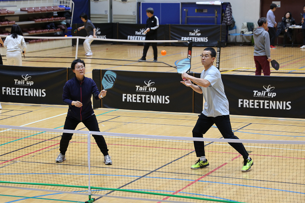 목원대 체육관 피클볼 코트에서 정희성 교수(오른쪽)와 한 시민이 경기하고 있다.