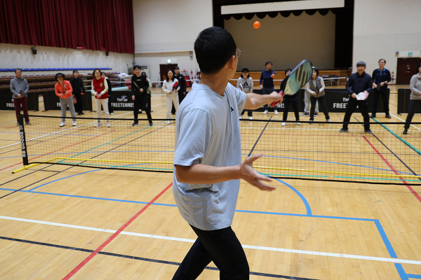 목원대 체육관 피클볼 코트에서 정희성 교수가 피클볼 지도를 하고 있다.