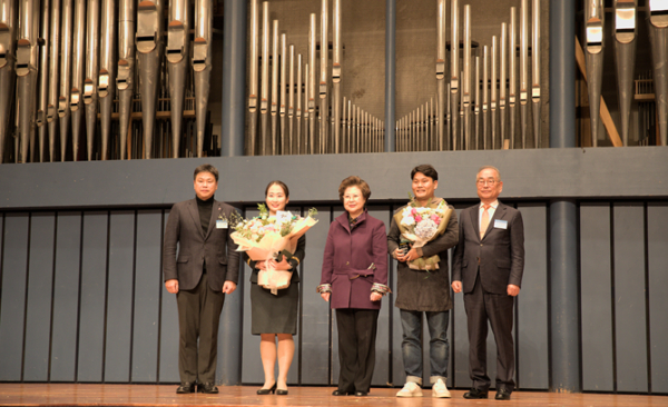 한국영상대 유재원 총장(오른쪽)과 이상용 감독(오른쪽 두 번째) 지난 6일 열린 2023년 전문대학인상 시상식에서 대표 시상을 한 뒤 기념사진