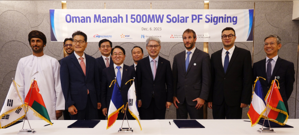 앞줄 왼쪽부터 모하메드 술탄 살림 알 합시(Mohammed Sultan Salim Al Habsi) 오만 무스카트 은행 UAE 사무소장  쉬리칸트 풀람바커(Sheerkant Fulambarkar) 무스카트 은행 홍보실장  양기모 코트라 중동·북아프리카(MENA) 지역 본부장  심재선