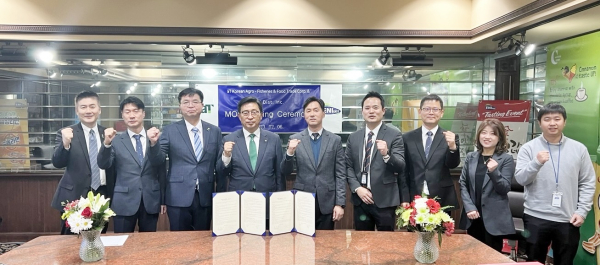 한국농수산식품유통공사-ENI Dist 업무협약 * 한국농수산식품유통공사 김춘진 사장(왼쪽 4번째), ENI Dist 이승훈 대표(왼쪽 5번째)
