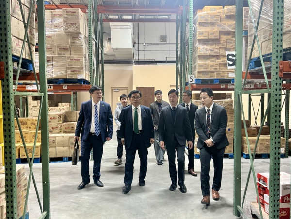 ENI Dist 물류창고를 방문한 김춘진 사장