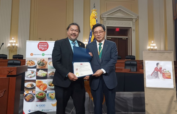 워싱턴D.C. 저탄소 식생활 감사장 전달식 * 한국농수산식품유통공사 김춘진 사장(오른쪽), 워싱턴D.C. 아시아태평양주민국 벤 드 구즈만 국장(왼쪽)