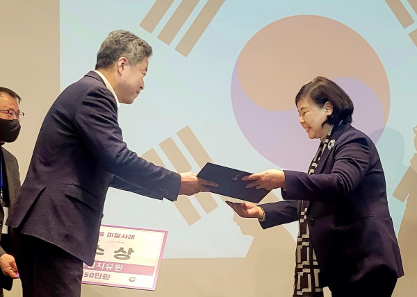 7일 충주 켄싱턴 리조트에서 국립산림치유원 배은숙 본부장(우측)이 산림청 이종수 산림재난통제관(좌측)에게 산사태 대응 미담사례 우수상을 수상하고 있다.