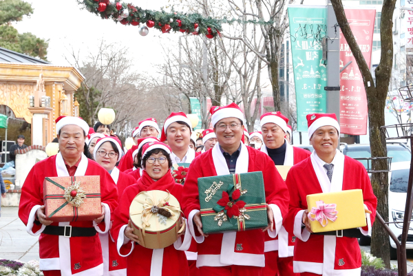 7일 두드림공연장에서 관내 취약계층에게 소원 선물을 전달하는 산타발대식을 개최한 가운데 정용래 유성구청장과 참여자들이 기념촬영
