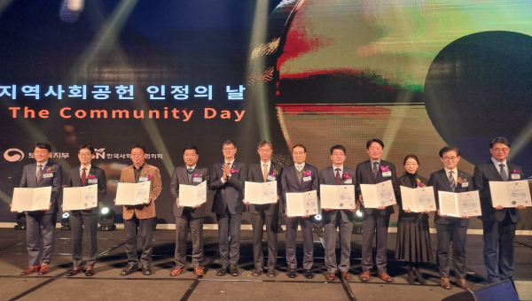 8일 서울드래곤시티 호텔(서울 용산구)에서 열린 ‘2023 지역사회공헌 인정의 날’ 기념식에서 황성태(우측 여섯 번째) 한국산림복지진흥원 부원장이 ‘유공단체 사회공헌부문’에서 수상하고, 이기일(좌측 다섯 번째) 보건복지부 제1차관 및 각 수상기관 주요 관계자와 함께 기념사진 촬영