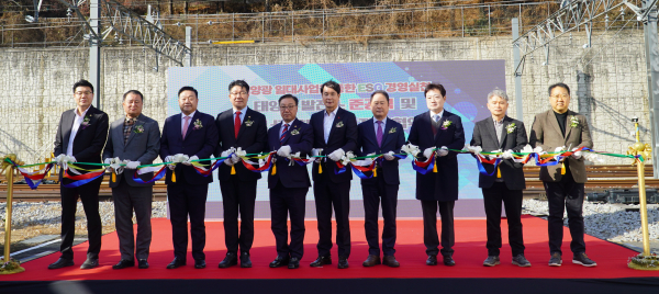 준공식에 참석한 내빈들이 테이프 커팅식에 참석 중이다.    (왼쪽부터 시의회 정명국 위원장, 송대윤 의원, 송인석 의원, 송활섭 위원장, 이병철 위원장, 이상래 의장, 교통공사 연규양 사장, ㈜넥스트스퀘어 김형준 대표, 교통공사 조종현 기술이사, 대전시 윤금성 과장)