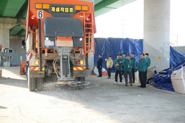 최민호 세종시장이 대설대비 준비 상황을 점검하고 있다.