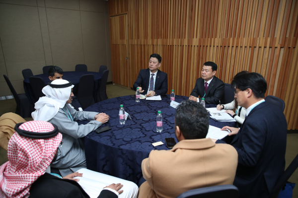 윤석대 사장(사진의 오른쪽 세 번째)과 사우디아라비아 환경수자원농업부 알샤이바니 압둘라지즈 무하렙 차관(Al-Shibani, Abdulaziz Muhareb, 사진의 왼쪽 두 번째)을 포함한 양 기관 관계자들이 협력 사항을 모색하며 논의를 진행 모습