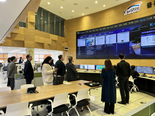 지난 8일 사우디아라비아 환경수자원농업부 알샤이바니 압둘라지즈 무하렙 차관(Al-Shibani, Abdulaziz Muhareb)이 대전시 한국수자원공사 본사 물관리종합상황실을 방문하여 설명을 청취하고 있다.