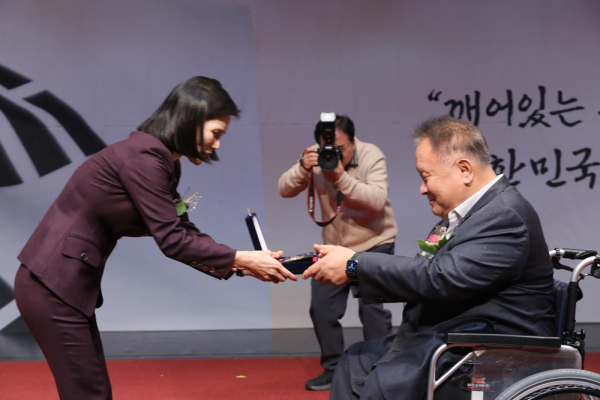 9일 대전대학교 블랙박스홀에서 열린 YC청년회의 충청 창립대회에서 윤경숙 대표(왼쪽)가 무소속 이상민 의원에게 고문 위촉패를 전달하고 있다.