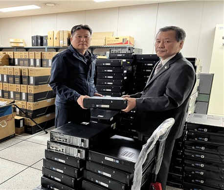 권유철 정보관리처장(왼쪽)이 지난 8일 PC나눔행사 기증 대상기관인 박상훈 한국장애인IT협회 대표(오른쪽)와 기념촬영을 하고 있다.