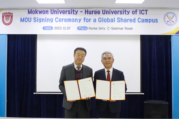 지난 7일 몽골 후레정보통신대학교에서 이희학 총장(오른쪽)이 이재복 후레대 부총장과 업무협약을 체결한 뒤 기념촬영