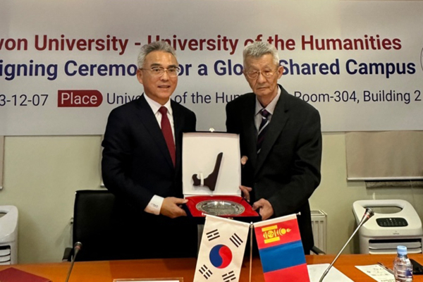 지난 7일 몽골인문대학교에서 이희학 총장(왼쪽)과 촐론도르 몽골인문대 총장이 기념촬영을 하고 있다.