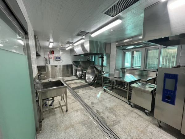 급식실 환경개선에 HACCP시스템 및 환기설비 도입