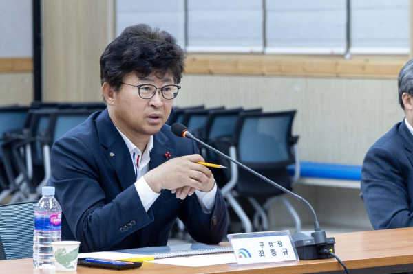 지난 11일, 최충규 대덕구청장이 ‘새여울물길 30리 프로젝트 기본설계 최종보고회’에 참석해 결과를 경청하고 향후 추진 방향을 논의하고 있다.