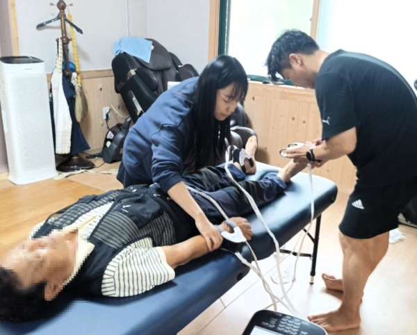 노인 대상 근감소증 측정 진행 장면/선문대 제공