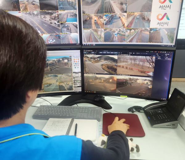 서산시 도시안전통합센터에서 관련 직원이 CCTV를 관제하는 모습
