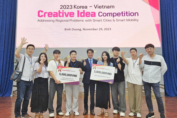 지난달 29일 베트남 빈증성 투저우못대에서 열린 ‘2023 한국·베트남 글로벌 창의아이디어 경진대회’ 시상식에서 수상한 목원대 학생들과 LINC 3.0 사업단 관계자 등이 기념촬영