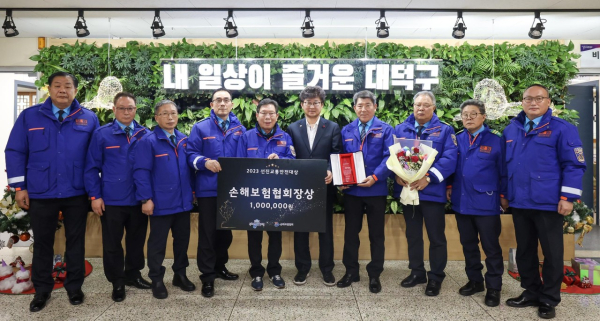 최충규 대덕구청장(사진 왼쪽 여섯 번째)과 대덕구모범운전자회 관계자들이 선진교통안전대상에 손해보험협회장을 수상한 후 기념 촬영