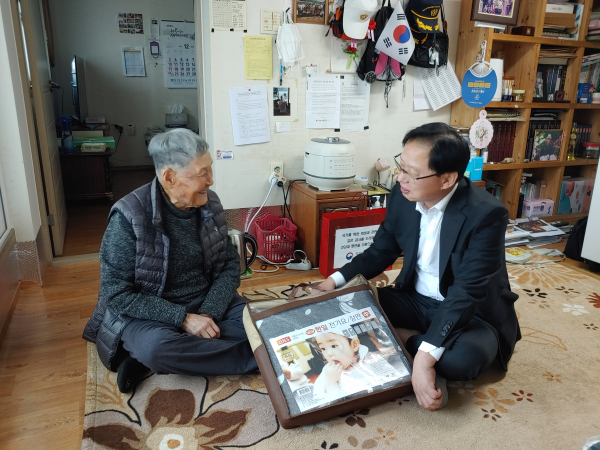 강만희 대전지방보훈청장(우)이 6‧25참전유공자에게 난방용품을 전달하고 있다